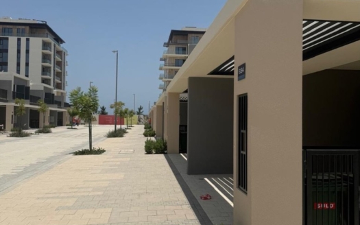 Modern 3-Bedroom Townhouse, Prime Location, Al Mouj