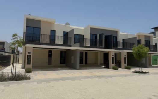 Modern 3-Bedroom Townhouse, Prime Location, Al Mouj