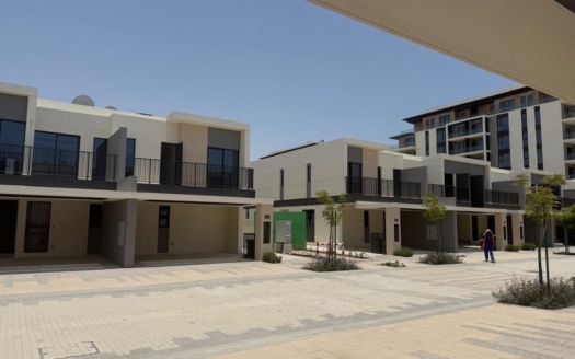 Modern 3-Bedroom Townhouse, Prime Location, Al Mouj